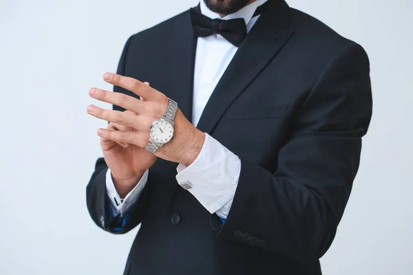 Όμορφος Επιχειρηματίας Φορώντας Κομψό Ρολόι Χειρός Ελαφρύ Φόντο — Φωτογραφία Αρχείου
