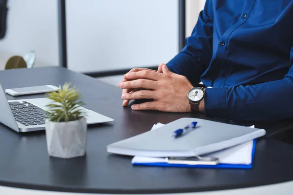 Joven Hombre Negocios Con Elegante Reloj Pulsera Trabajando Oficina — Foto de Stock