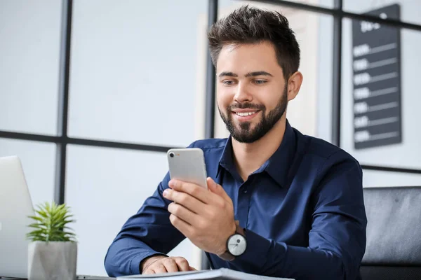 Hombre Negocios Guapo Con Elegante Reloj Pulsera Teléfono Móvil Oficina — Foto de Stock