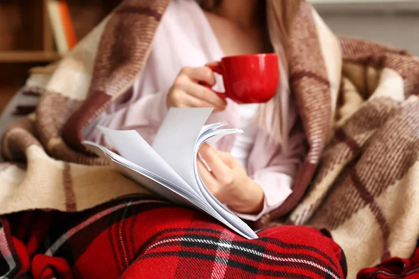 Mujer Joven Con Taza Leyendo Revista Blanco Habitación — Foto de Stock