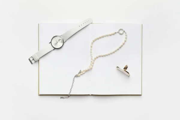 Montre Bracelet Bijoux Élégants Sur Fond Blanc — Photo