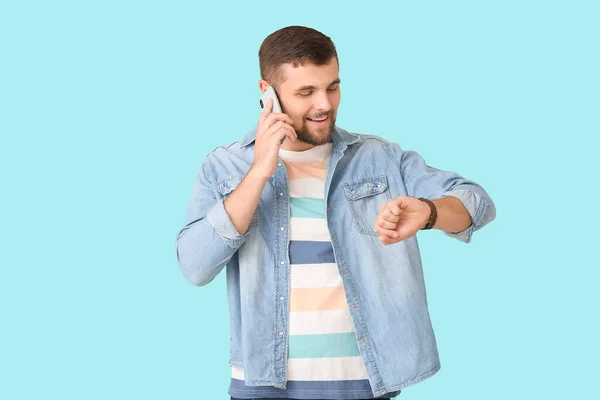 Bell Uomo Che Guarda Orologio Polso Parla Con Telefono Cellulare — Foto Stock