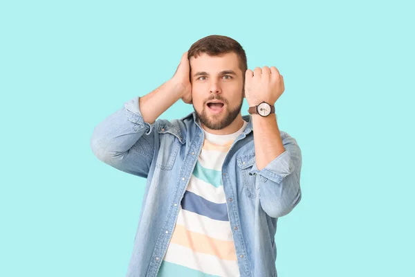 Hombre Estresado Con Reloj Pulsera Sobre Fondo Color —  Fotos de Stock