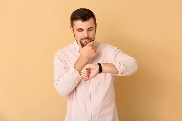 Thoughtful Man Looking Wristwatch Color Background — Stock Photo, Image