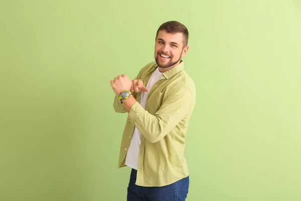 Handsome Man Pointing Wristwatch Color Background — Stock Photo, Image