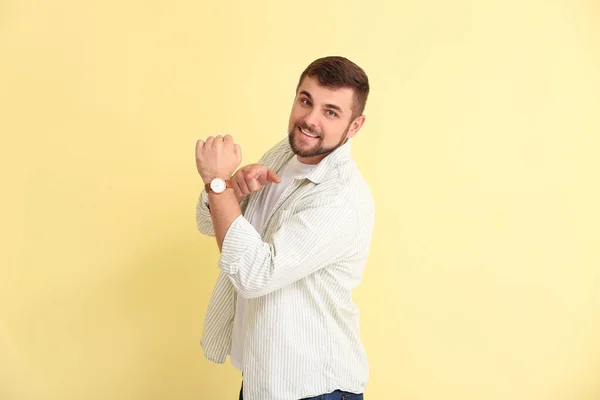 Snygg Man Pekar Armbandsur Färg Bakgrund — Stockfoto