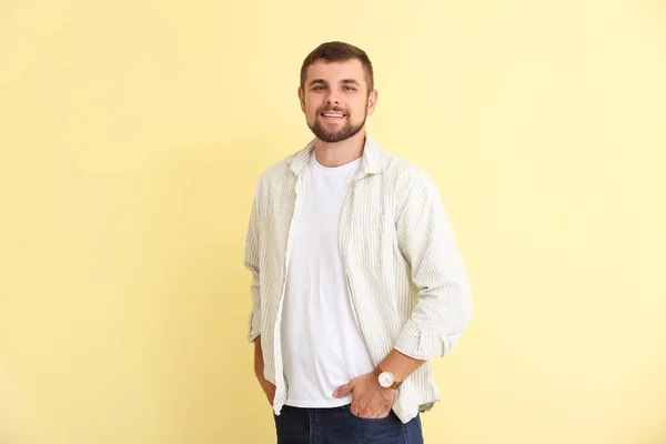 Hombre Guapo Con Reloj Pulsera Sobre Fondo Color — Foto de Stock