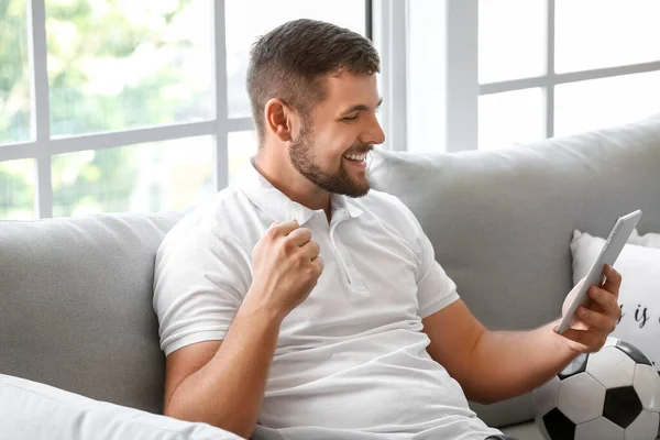 Jovem Com Tablet Computador Colocando Apostas Esportivas Casa — Fotografia de Stock