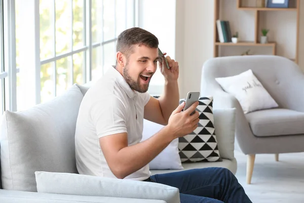 Homem Feliz Com Dinheiro Telefone Celular Depois Ganhar Sua Aposta — Fotografia de Stock