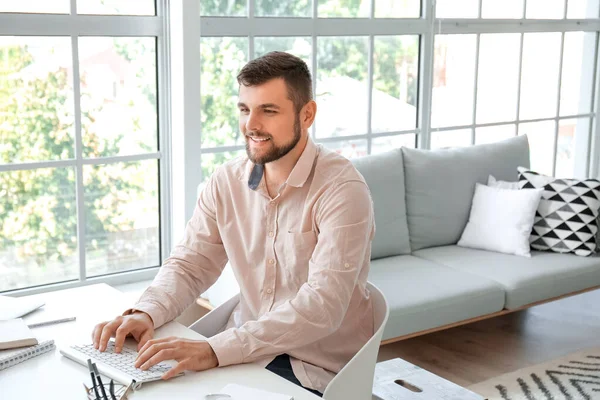 Joven Trabajando Casa — Foto de Stock