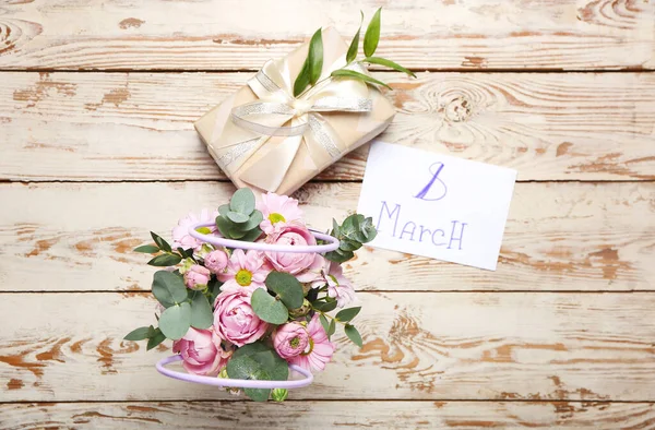 Vackra Blommor Gåva Och Gratulationskort För Internationella Kvinnodagen Trä Bakgrund — Stockfoto