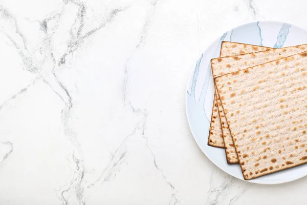 Platta Med Judiska Tunnbröd Matza För Påsk Ljus Bakgrund — Stockfoto