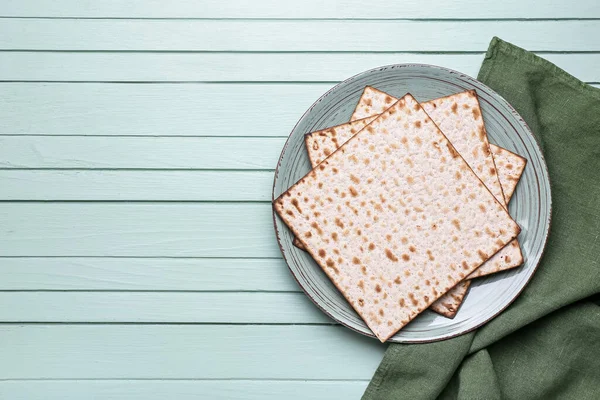 Talíř Židovskou Plackou Matza Pro Pesach Dřevěném Pozadí — Stock fotografie