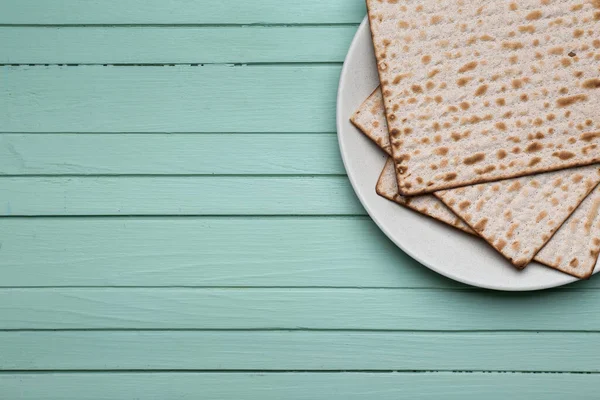 Tallrik Med Judiska Tunnbröd Matza För Påsk Trä Bakgrund — Stockfoto