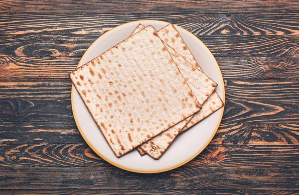Bord Met Joodse Platbrood Matza Voor Pascha Houten Achtergrond — Stockfoto