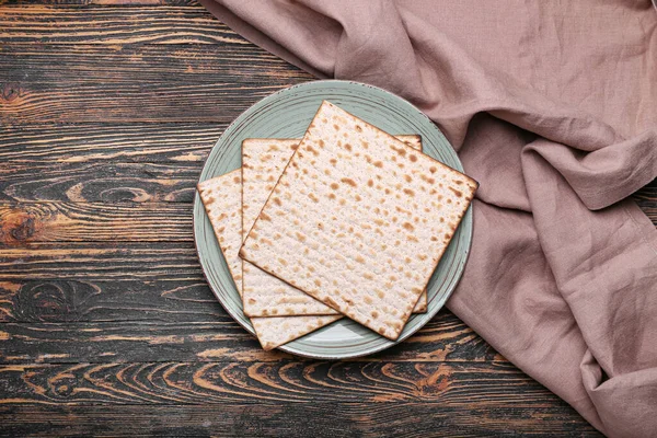 Tallrik Med Judiska Tunnbröd Matza För Påsk Trä Bakgrund — Stockfoto