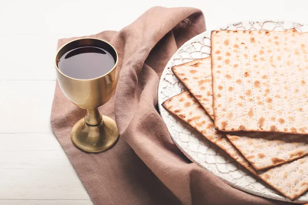 Talíř Židovským Flatbread Matza Pro Pesach Pohár Vína Bílém Dřevěném — Stock fotografie