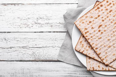 Ahşap arka planda Hamursuz Bayramı için Yahudi ekmek matzası.