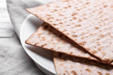 Ahşap arka planda Hamursuz Bayramı için Yahudi ekmek matzası, yakın plan.