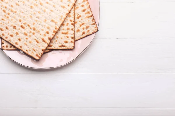 Tallrik Med Judiska Tunnbröd Matza För Påsk Vit Trä Bakgrund — Stockfoto