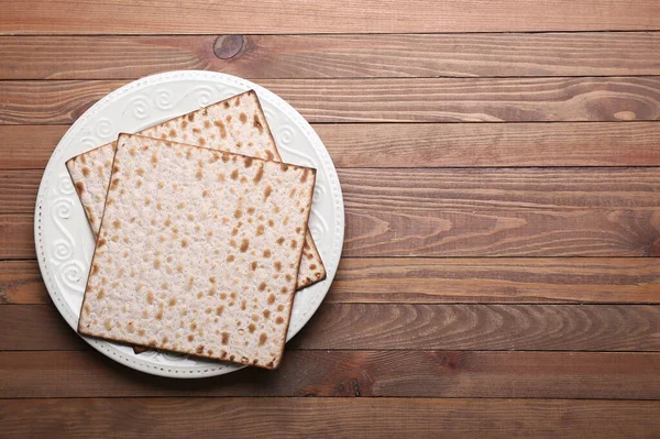 Ahşap Arka Planda Hamursuz Bayramı Için Yahudi Ekmek Matzası — Stok fotoğraf