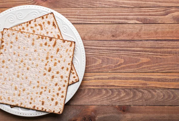 Bord Met Joodse Platbrood Matza Voor Pascha Houten Achtergrond — Stockfoto