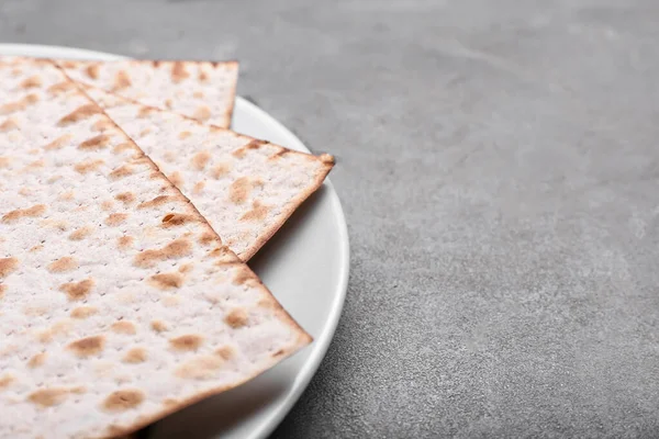 Plate Jewish Flatbread Matza Passover Grey Background Closeup — Stock Photo, Image