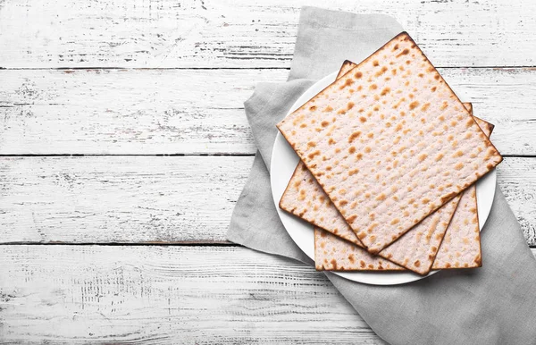 Płyta Żydowskim Flatbread Matza Paschę Drewnianym Tle — Zdjęcie stockowe