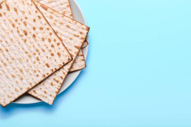 Fısıh bayramı için arkaplanda Yahudi ekmek matza tabağı