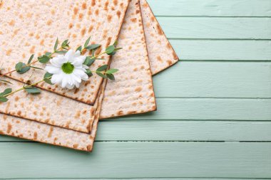 Hamursuz Bayramı için Yahudi ekmek matzası ve tahta arka planda çiçek.