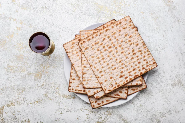 Tallrik Med Judiska Tunnbröd Matza För Påsk Och Kopp Vin — Stockfoto