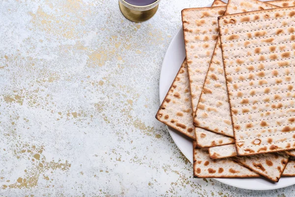 Platta Med Judiska Tunnbröd Matza För Påsk Ljus Bakgrund — Stockfoto