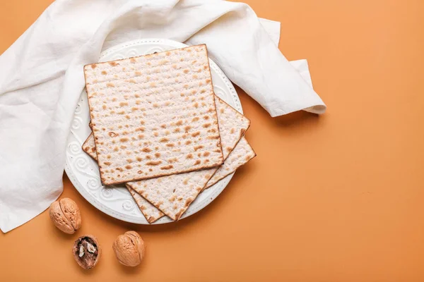 带犹太平饼的盘子 供逾越节用 背景为彩色 — 图库照片