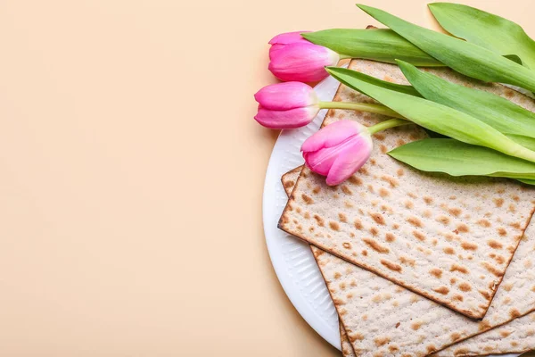 Plaat Met Joodse Platbrood Matza Voor Pascha Bloemen Kleur Achtergrond — Stockfoto