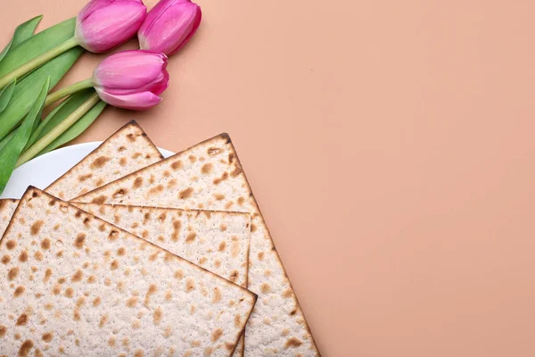 Plate Jewish Flatbread Matza Passover Flowers Color Background — Stock Photo, Image