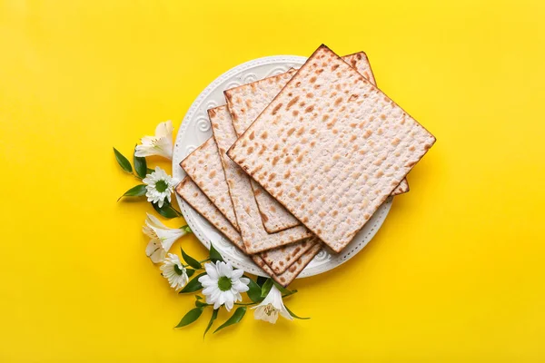 Prato Com Pão Fosco Judeu Matza Para Páscoa Flores Fundo — Fotografia de Stock