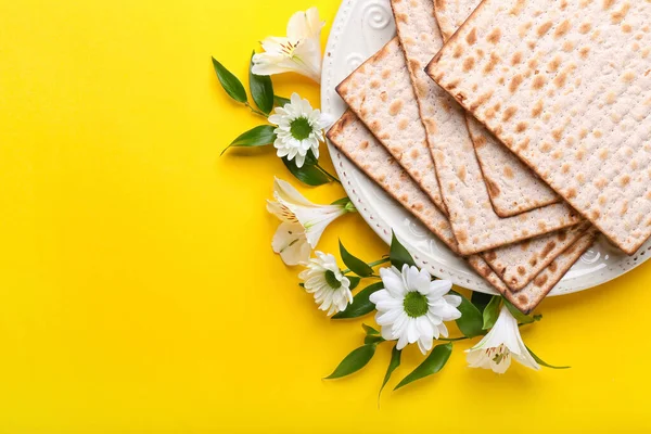 Platt Med Judiska Tunnbröd Matza För Påsk Och Blommor Färg — Stockfoto