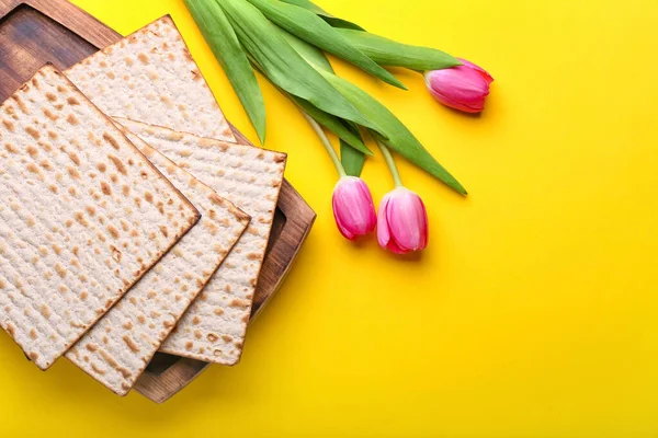 Judisk Tunnbröd Matza För Påsk Och Blommor Färg Bakgrund — Stockfoto