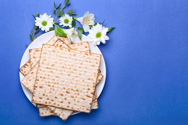 Plate Jewish Flatbread Matza Passover Flowers Color Background — Stock Photo, Image