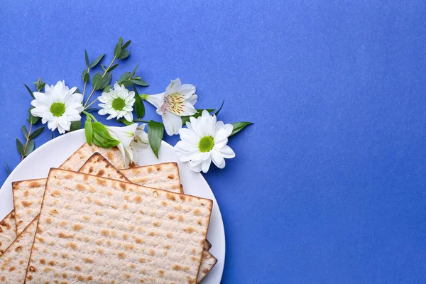 Platt Med Judiska Tunnbröd Matza För Påsk Och Blommor Färg — Stockfoto