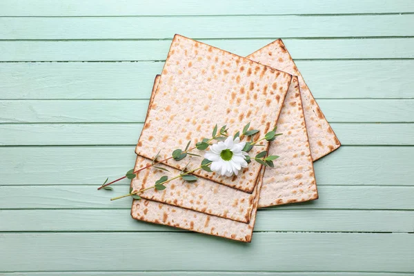 Judisk Tunnbröd Matza För Påsk Och Blomma Trä Bakgrund — Stockfoto