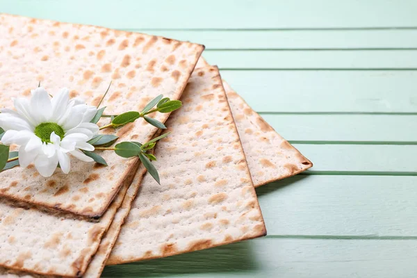 Jewish Flatbread Matza Passover Flower Wooden Background Closeup — Stock Photo, Image
