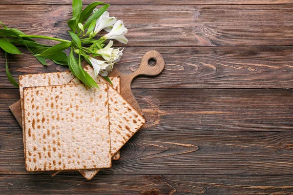 Flatão Judeu Matza Para Páscoa Flores Fundo Madeira — Fotografia de Stock