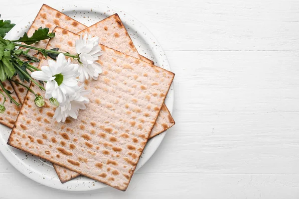 Πιάτο Εβραϊκό Matza Flatbread Για Πάσχα Και Λουλούδια Λευκό Φόντο — Φωτογραφία Αρχείου