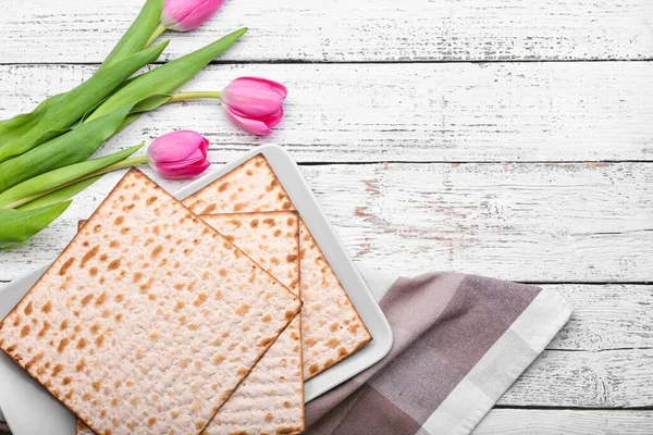 Sammansättning Med Judiska Tunnbröd Matza För Påsk Och Blommor Trä — Stockfoto