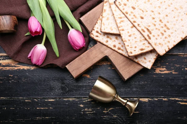 Skladba Židovským Flatbread Matza Pro Pesach Květy Tmavém Pozadí — Stock fotografie