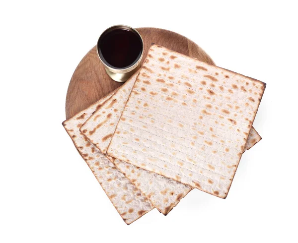 逾越节用犹太扁平面包和白底酒 — 图库照片