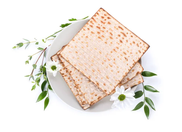 Joodse Platbrood Matza Voor Pascha Bloemen Witte Achtergrond — Stockfoto