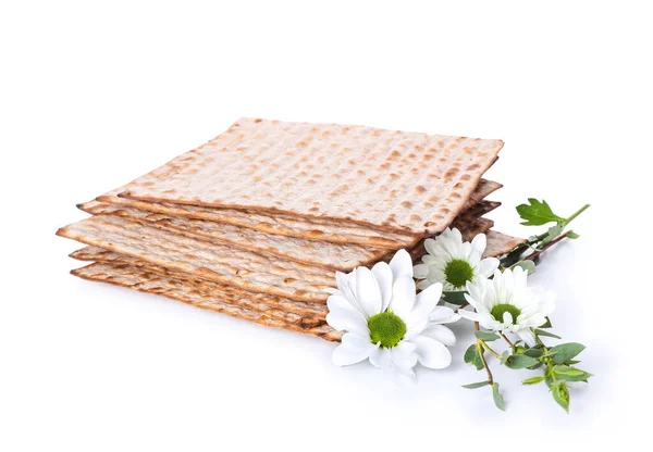 Joodse Platbrood Matza Voor Pascha Bloemen Witte Achtergrond — Stockfoto