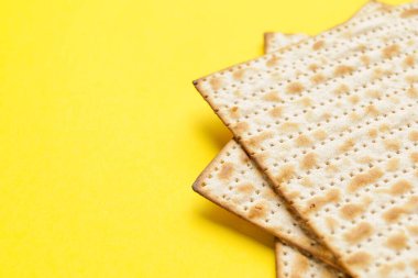 Fısıh bayramı için Yahudi ekmek matzası